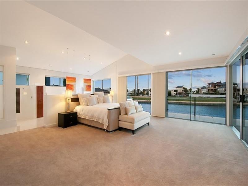 18 Hampton Court, Sovereign Islands QLD 4216