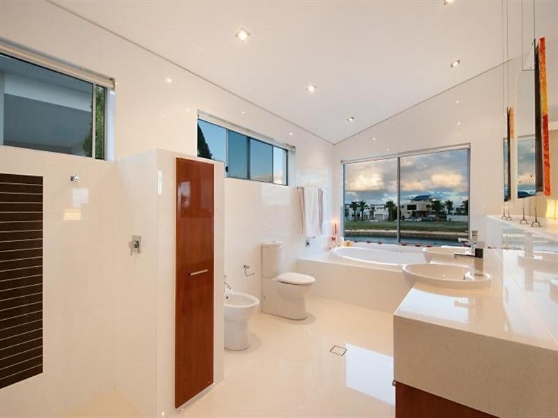 18 Hampton Court, Sovereign Islands QLD 4216