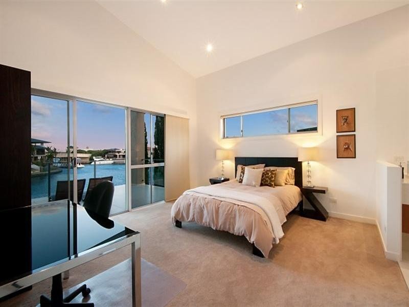 18 Hampton Court, Sovereign Islands QLD 4216