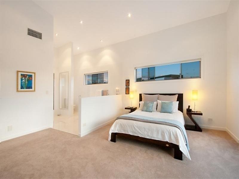 18 Hampton Court, Sovereign Islands QLD 4216