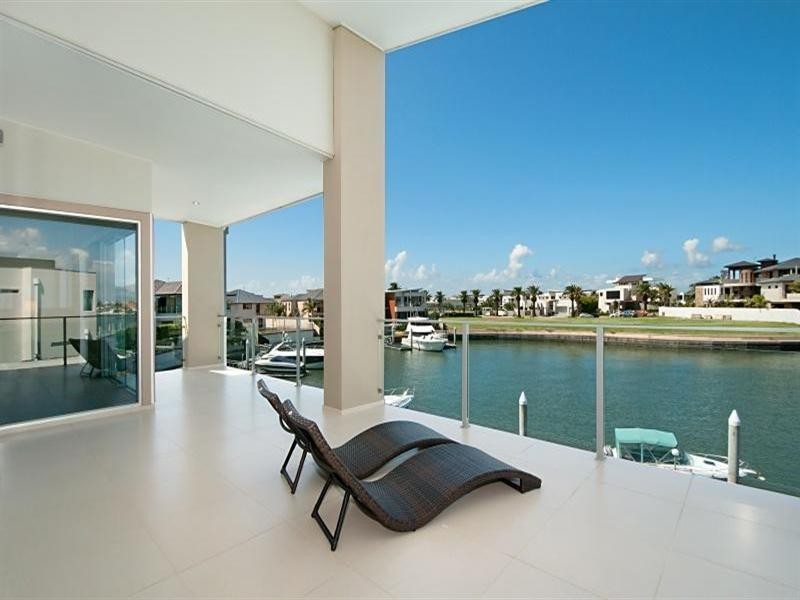 18 Hampton Court, Sovereign Islands QLD 4216