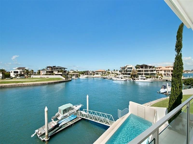 18 Hampton Court, Sovereign Islands QLD 4216