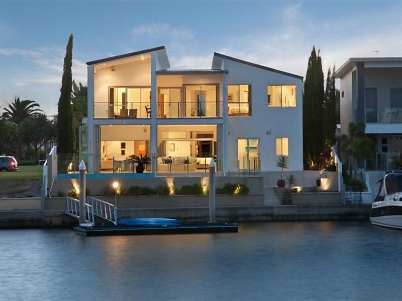 18 Hampton Court, Sovereign Islands QLD 4216