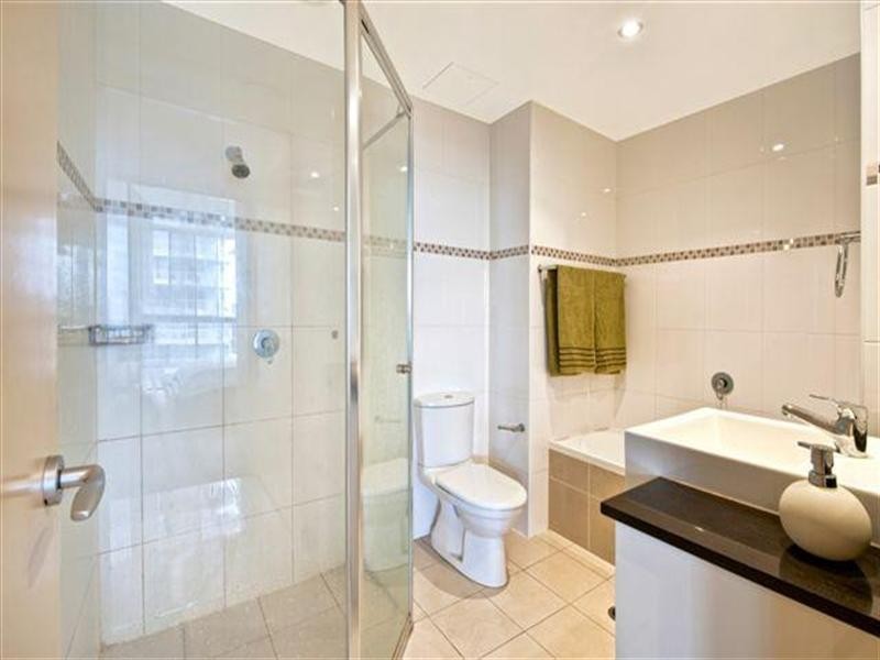 18 Cypress Avenue, Surfers Paradise QLD 4217