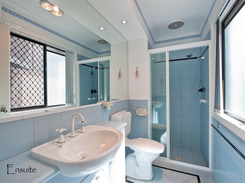 86B St Kevins Avenue, Benowa QLD 4217