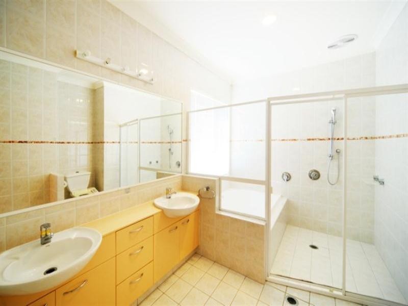 1102 Beechwood Drive, Hope Island QLD 4212