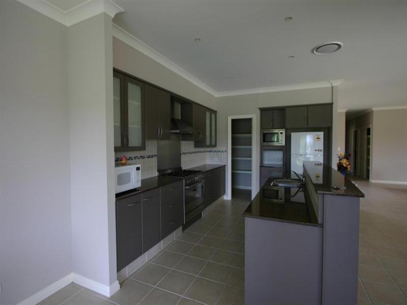2142 Beaufort Way, Hope Island QLD 4212