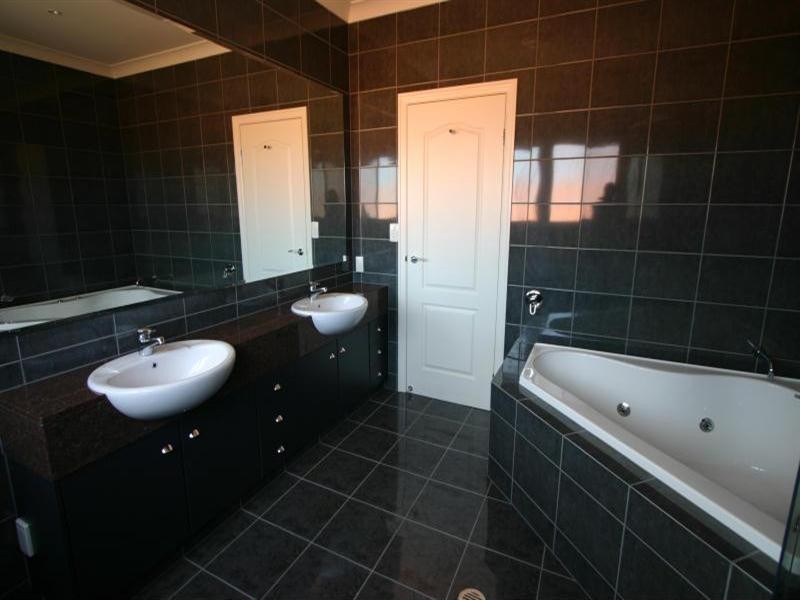 2142 Beaufort Way, Hope Island QLD 4212