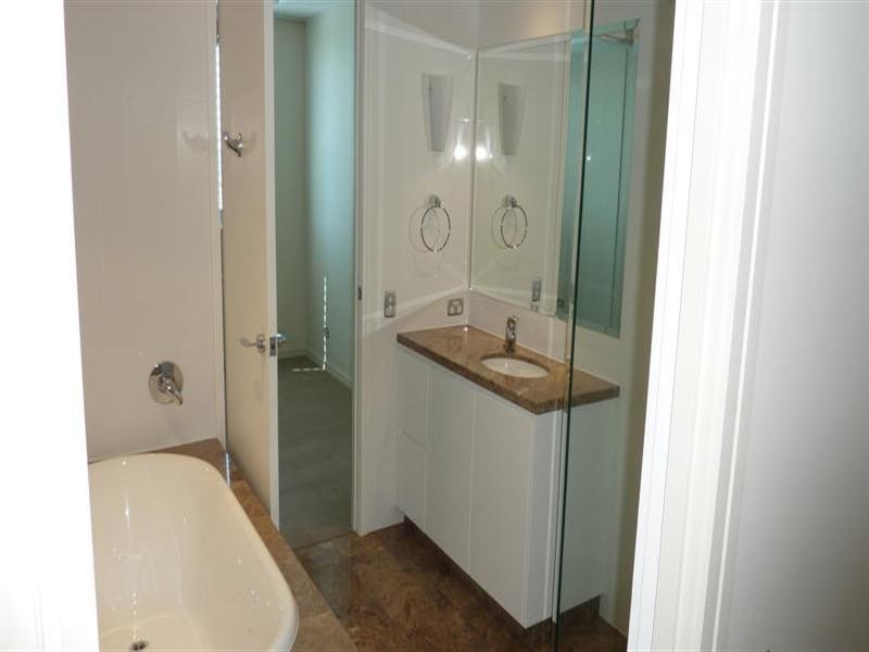 11 Peak Avenue, Main Beach QLD 4217