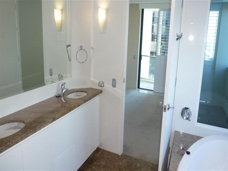 11 Peak Avenue, Main Beach QLD 4217