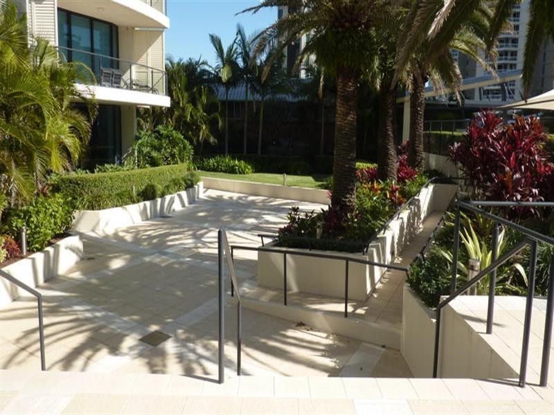 11 Peak Avenue, Main Beach QLD 4217