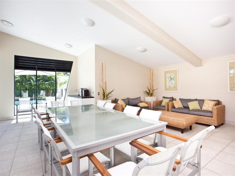 11 Peak Avenue, Main Beach QLD 4217