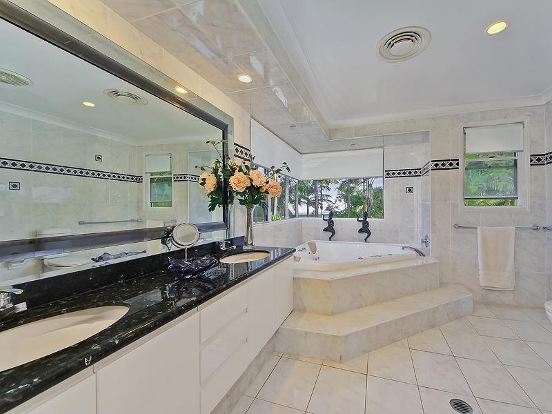 148 Bamboo Avenue, Benowa QLD 4217