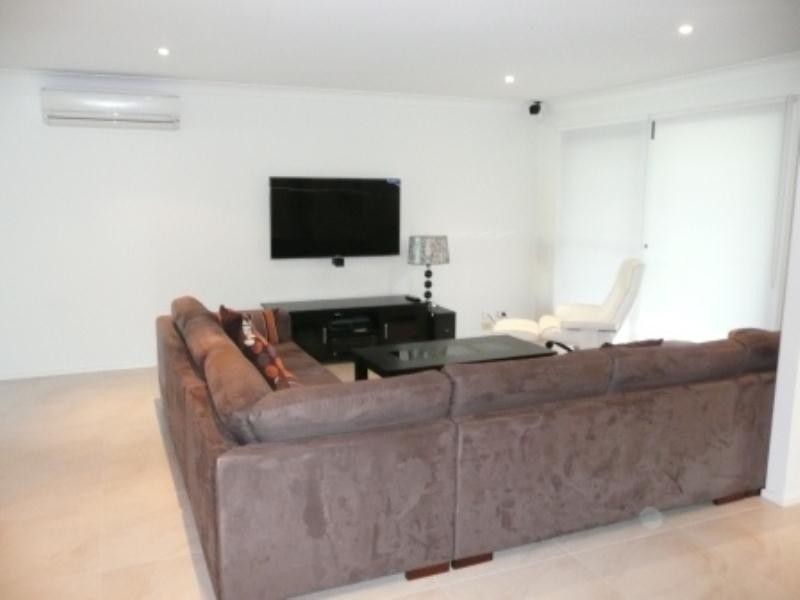 90 Rumrunner Street, Mermaid Waters QLD 4218