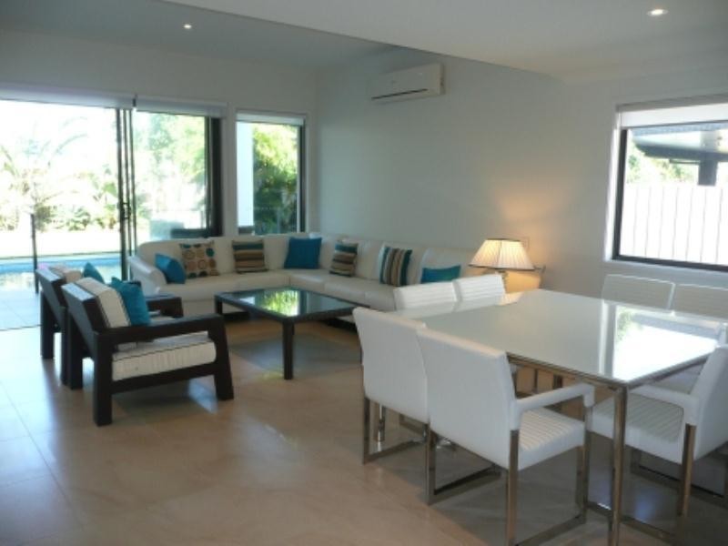 90 Rumrunner Street, Mermaid Waters QLD 4218