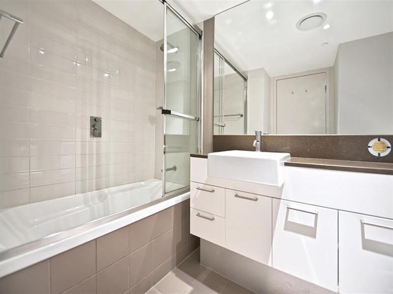 18 Enderley Avenue, Surfers Paradise QLD 4217