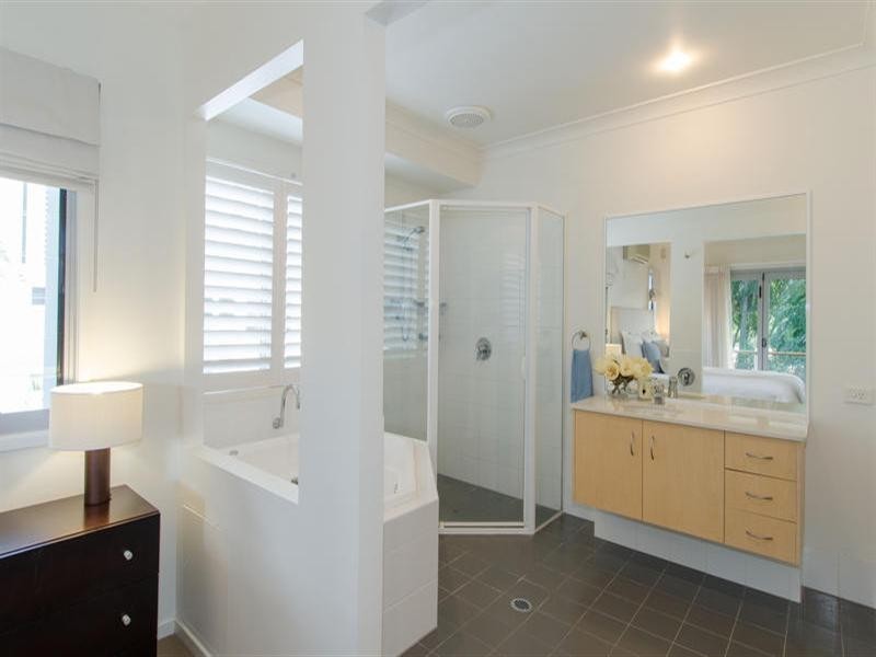 2/27 Norfolk Avenue, Surfers Paradise QLD 4217