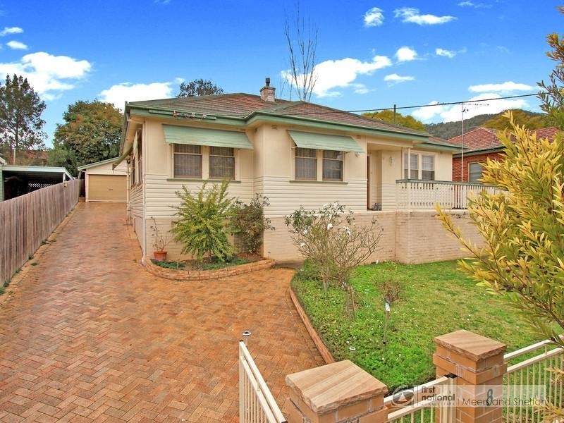 8 Douglas Avenue, Tamworth NSW 2340