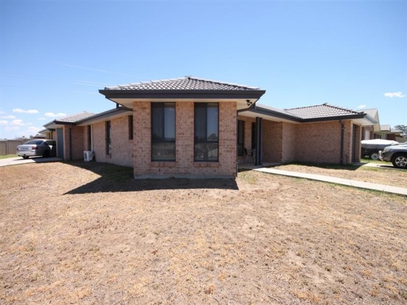 2/11 Cunningham Street, Tamworth NSW 2340