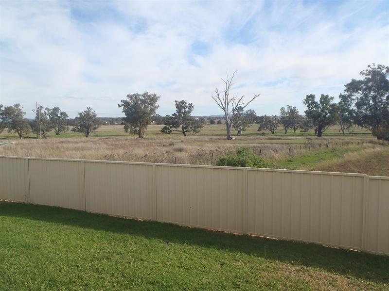 69 Boronia Drive, Tamworth NSW 2340