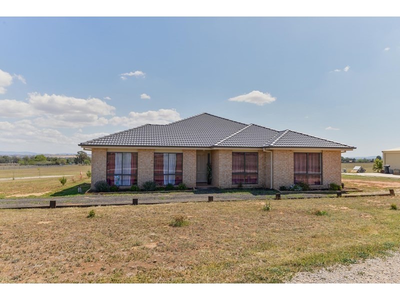 16 Manina Way, Tamworth NSW 2340