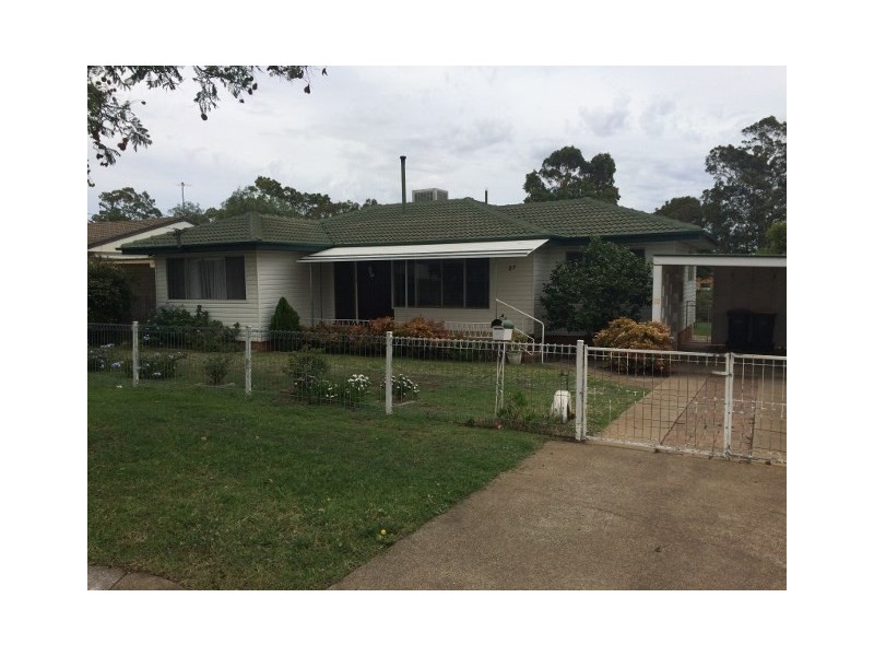 27 Oak Street, Tamworth NSW 2340