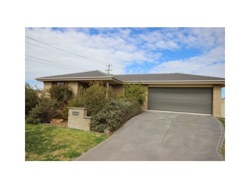 1 Stanley Close, Tamworth NSW 2340