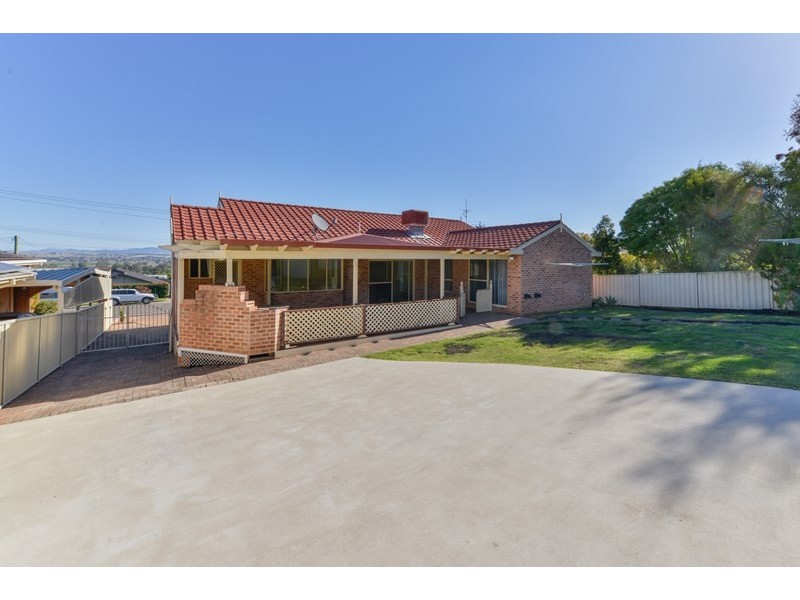 8 Brolga Way, Tamworth NSW 2340