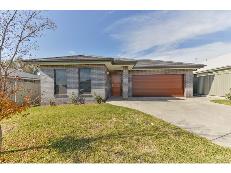 15 Sanctuary Place, Tamworth NSW 2340