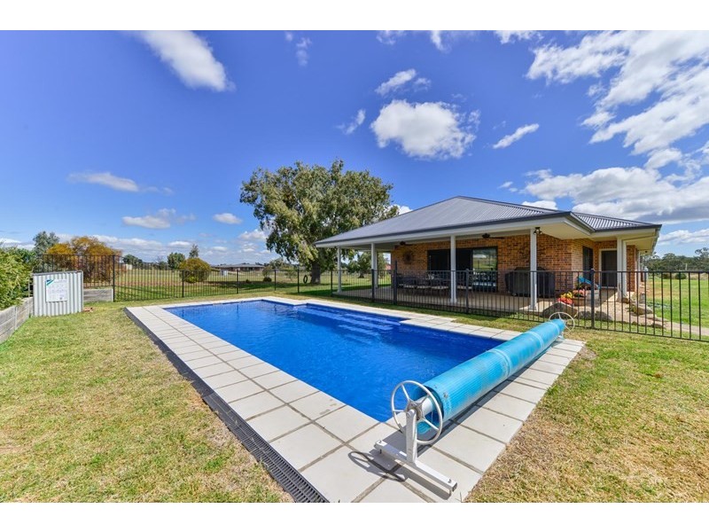 2 Songlark Place, Tamworth NSW 2340