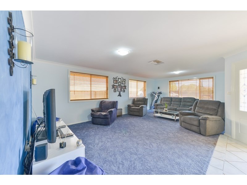 11 Giles Place, Westdale NSW 2340