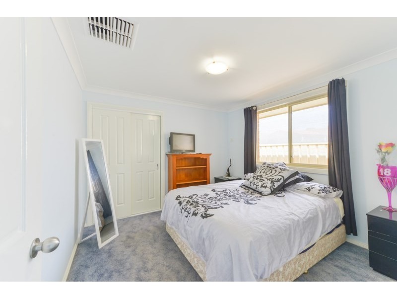 11 Giles Place, Westdale NSW 2340