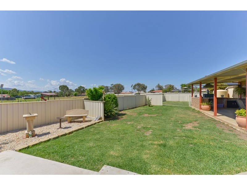 11 Giles Place, Westdale NSW 2340