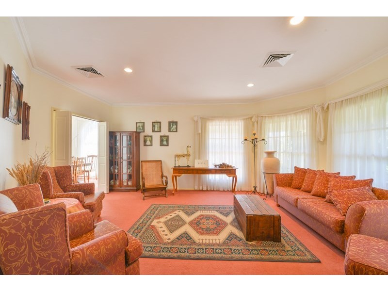 16 Overlanders Way, Tamworth NSW 2340