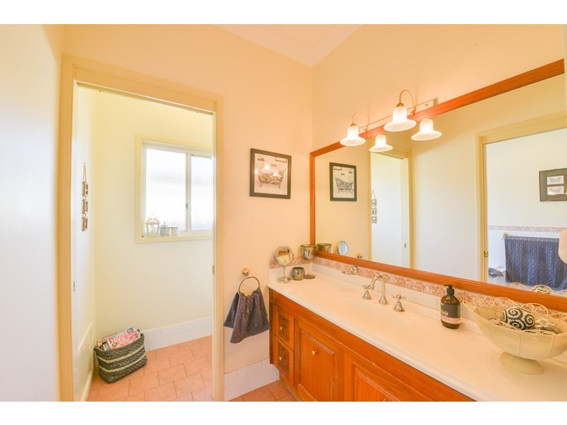 16 Overlanders Way, Tamworth NSW 2340