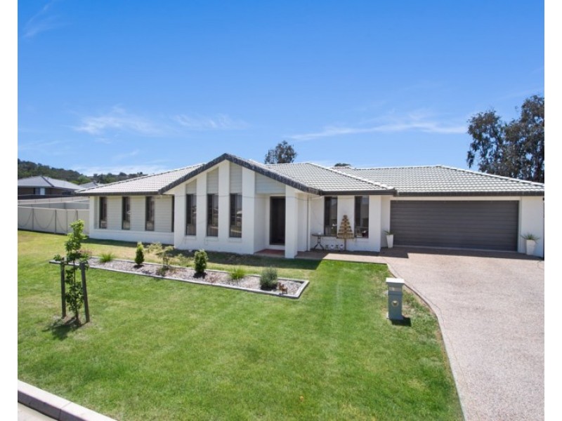 66 Tulipwood Crescent, Tamworth NSW 2340