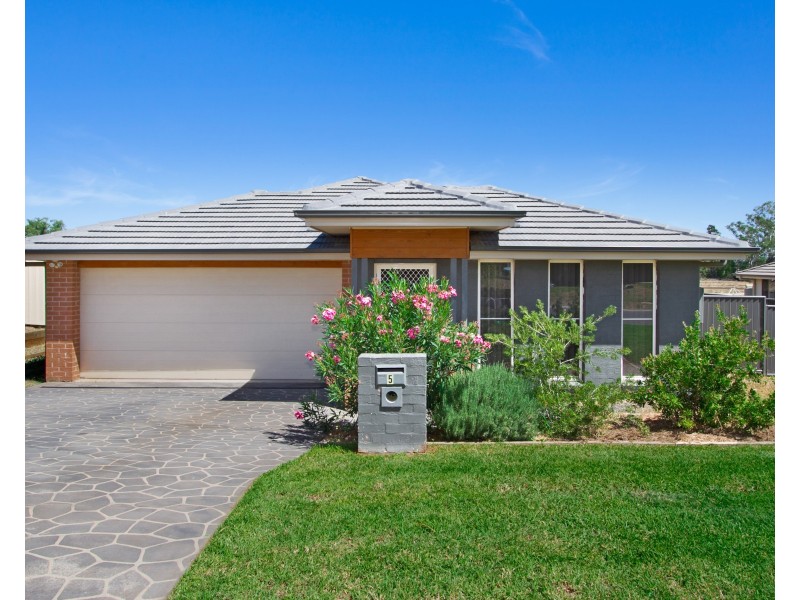 5 Regal Park Drive, Tamworth NSW 2340