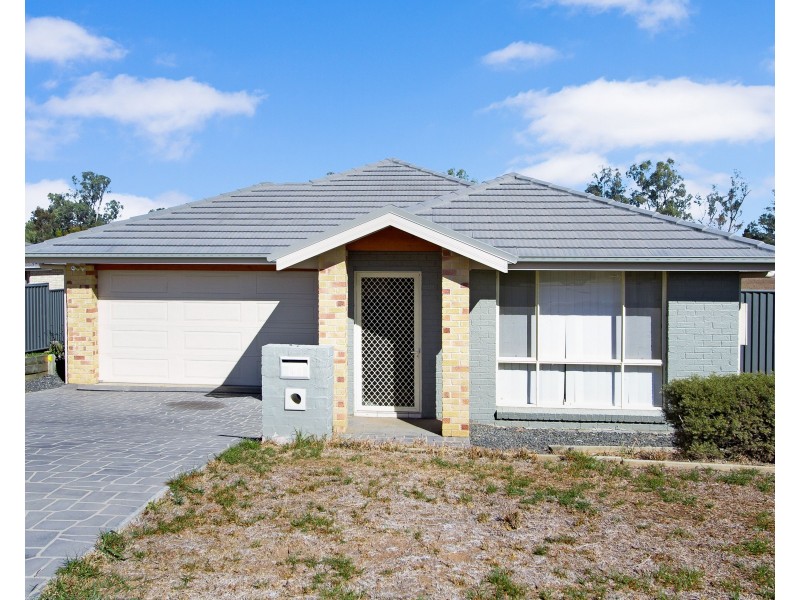 21 Regal Park Drive, Tamworth NSW 2340