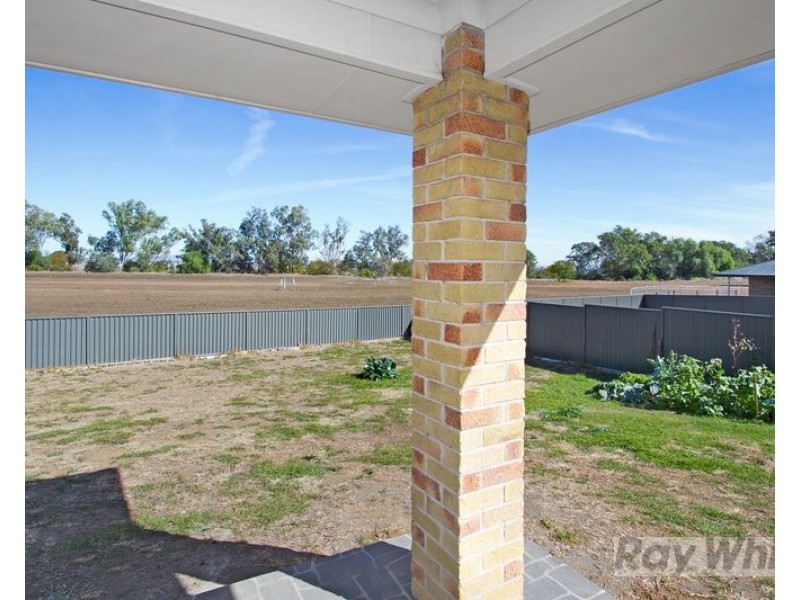 21 Regal Park Drive, Tamworth NSW 2340