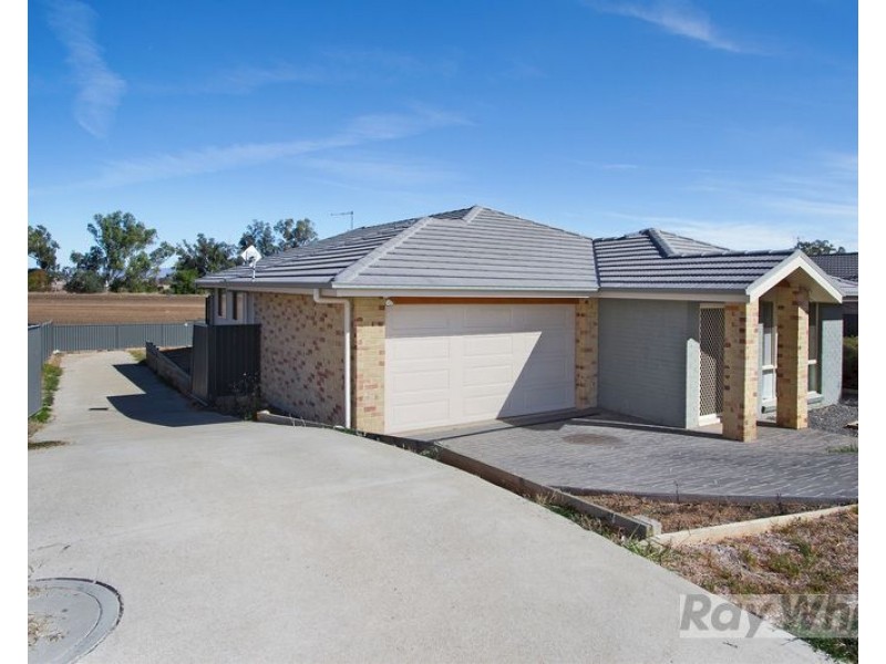 21 Regal Park Drive, Tamworth NSW 2340
