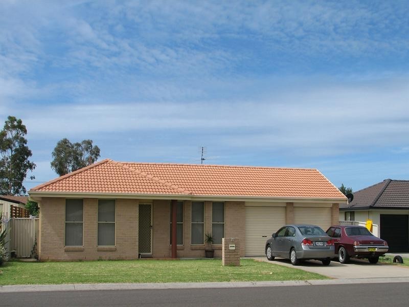 15 Banks Street, Westdale NSW 2340