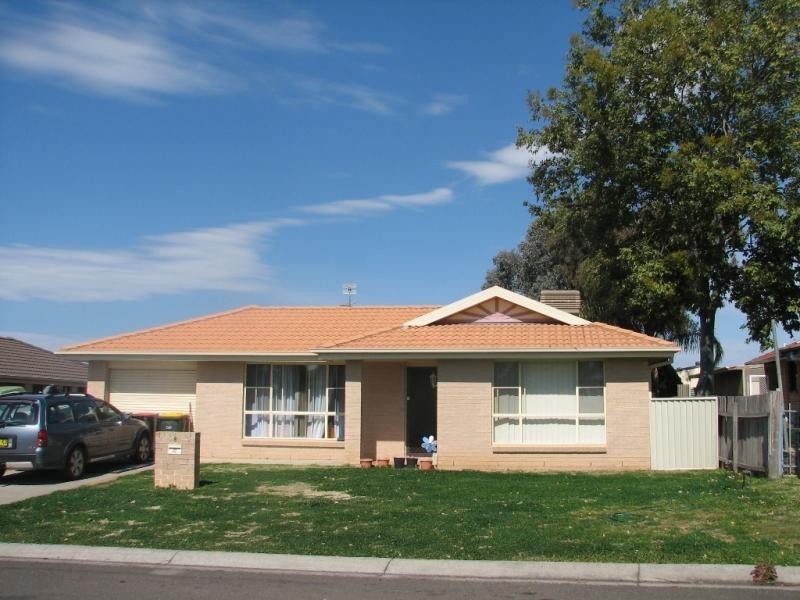 8 Banks Street, Westdale NSW 2340