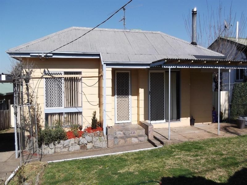 25 Peel Street, Tamworth NSW 2340