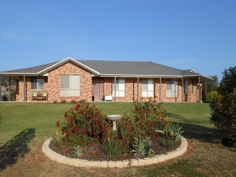 2 Conjola Drive, Tamworth NSW 2340