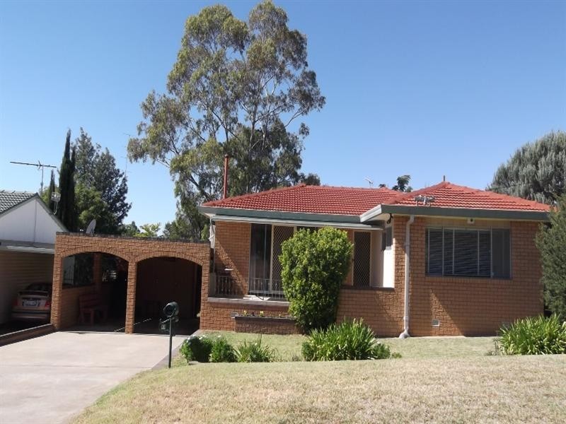83 Oak Street, Tamworth NSW 2340
