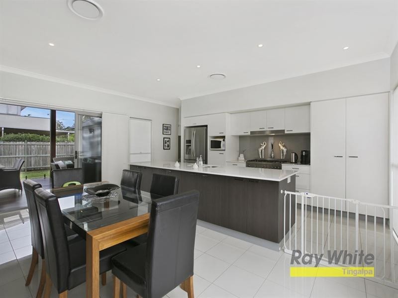 11 Thomson Place, Wakerley QLD 4154