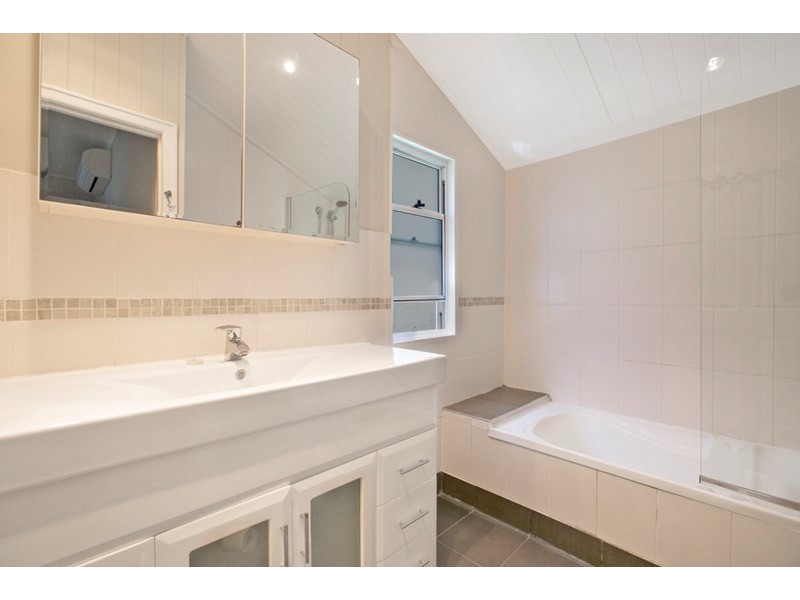 54 Crown Street, Wynnum QLD 4178