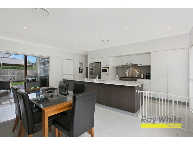 11 Thomson Place, Wakerley QLD 4154