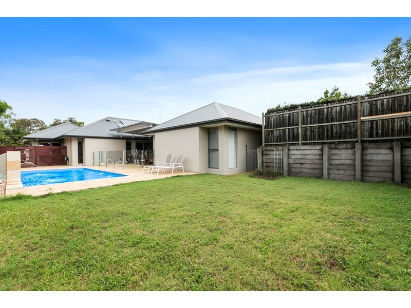 8 Thomson Place, Wakerley QLD 4154