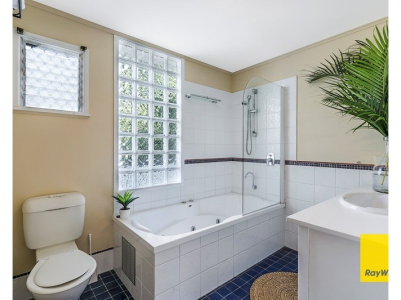 11 Arakurta Street, Lota QLD 4179